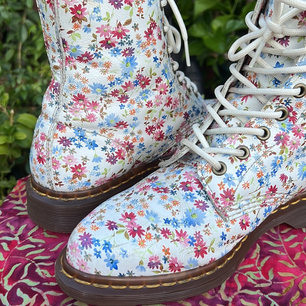 🌸 Dr. Martens Vintage Pointed Toe Floral Boots 🌸 - Picture 15 of 17